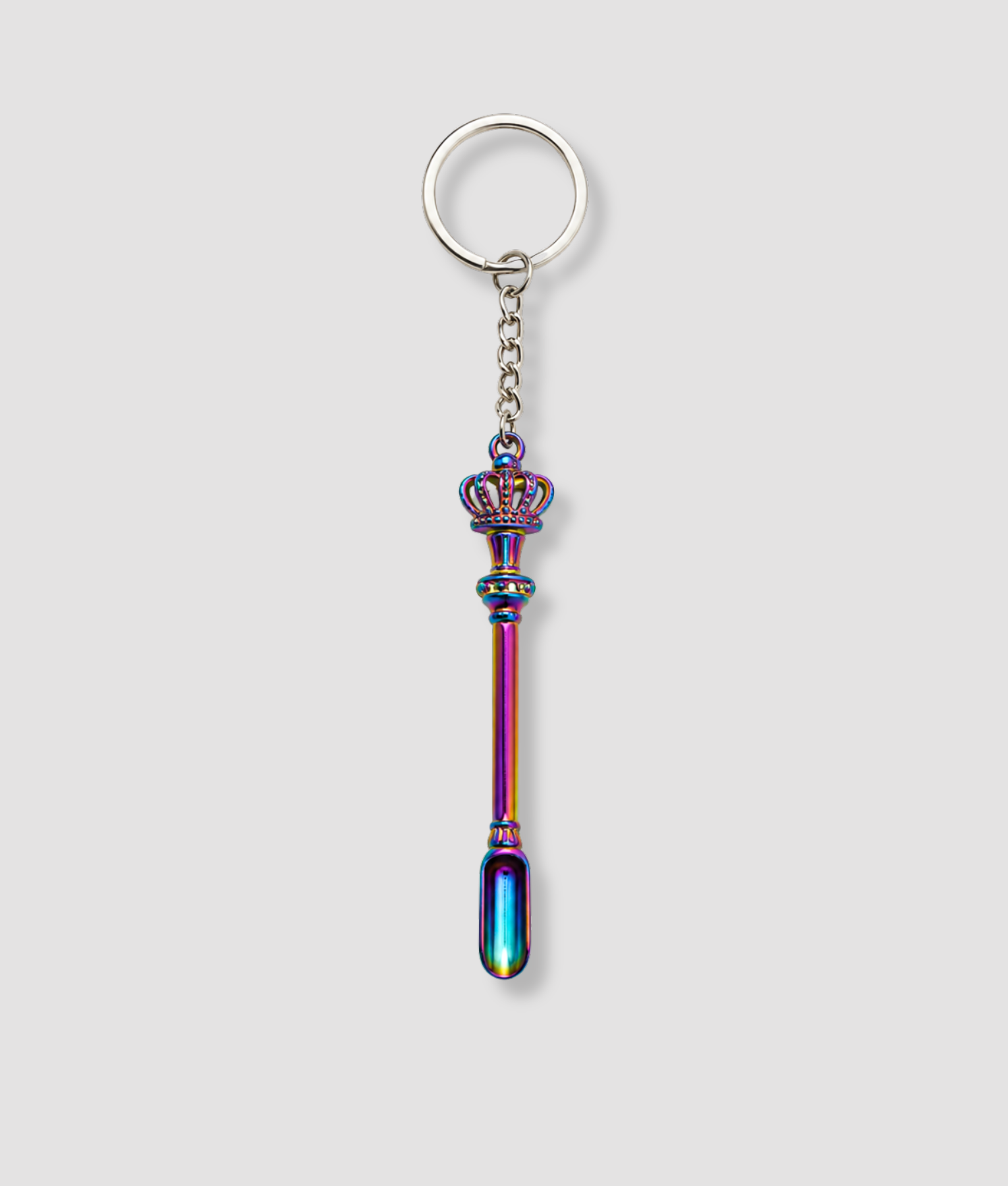 Metallic regenboog gekleurde mini schep sleutelhanger met kroon figuur bovenop en holografische kleurrijke steel grappig feest accessoire cadeau