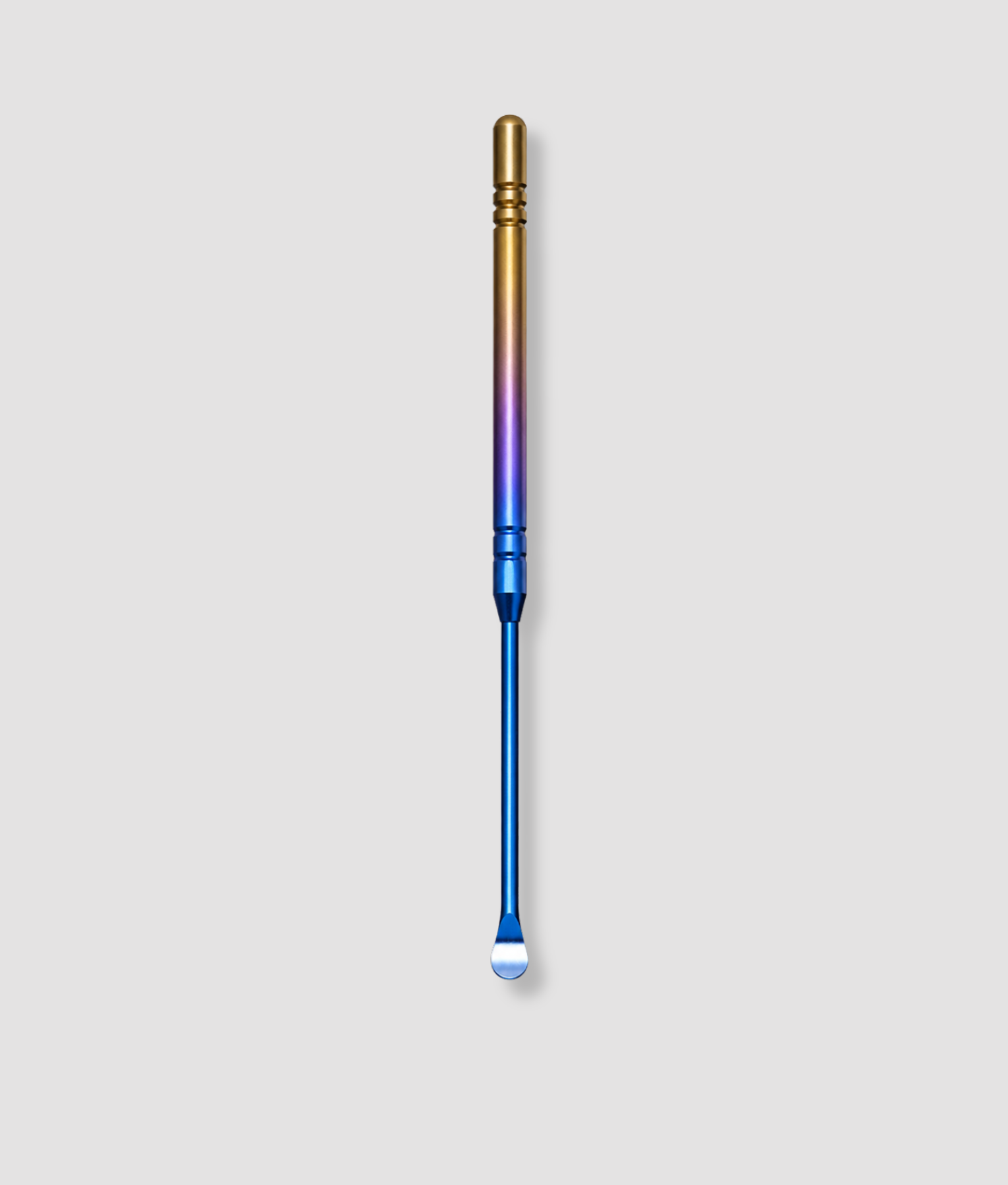 Gekleurde mini schep cocktailstirrer met gouden dop bovenop en paars blauw kleurverloop steel grappig feest accessoire