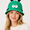PEP SCHEP felgroene bucket hat met speelse dier-details gedragen door een vrouwelijk model – vissershoed met oogjes en hartje decoratie