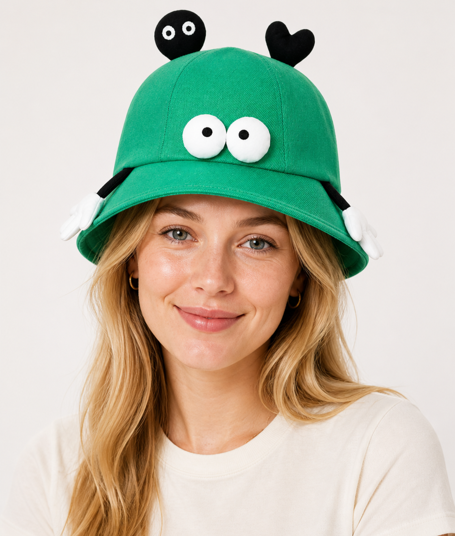PEP SCHEP felgroene bucket hat met speelse dier-details gedragen door een vrouwelijk model – vissershoed met oogjes en hartje decoratie