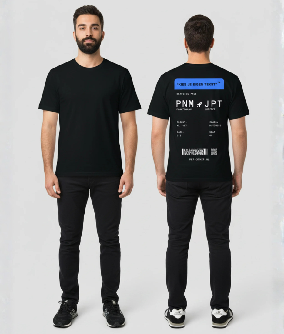 Zwart T-shirt met blauw eigen tekst banner en boarding pass print met PNM naar JPT vluchtdetails en PEP-SCHEP.NL tekst op de rug