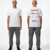 Wit T-shirt met roze eigen tekst banner en boarding pass print met PNM naar JPT vluchtdetails en PEP-SCHEP.NL tekst op de rug