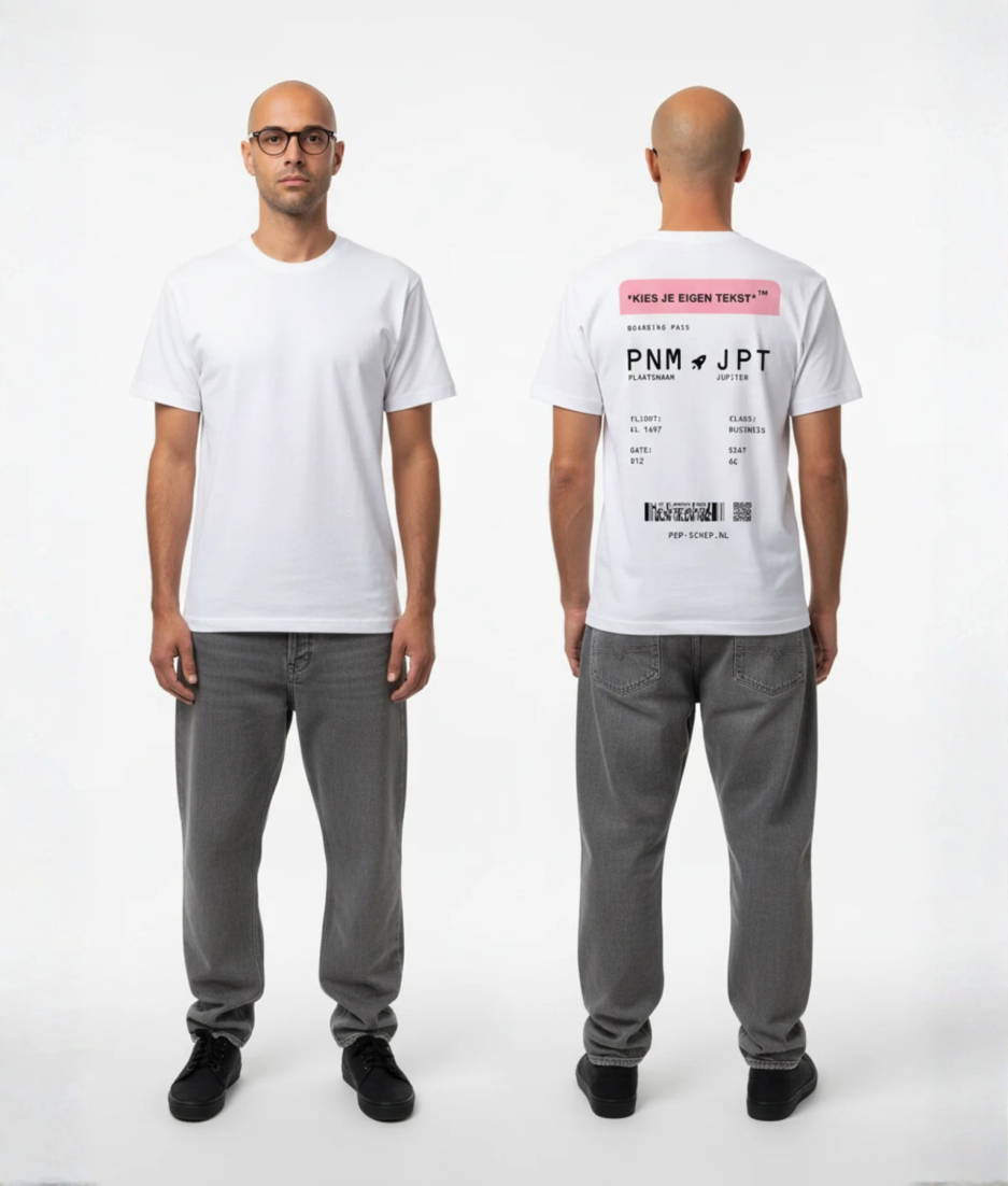 Wit T-shirt met roze eigen tekst banner en boarding pass print met PNM naar JPT vluchtdetails en PEP-SCHEP.NL tekst op de rug