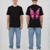 Zwart unisex T-shirt voor- en achteraanzicht gedragen door mannelijk model met grote roze vlinder print op de rug