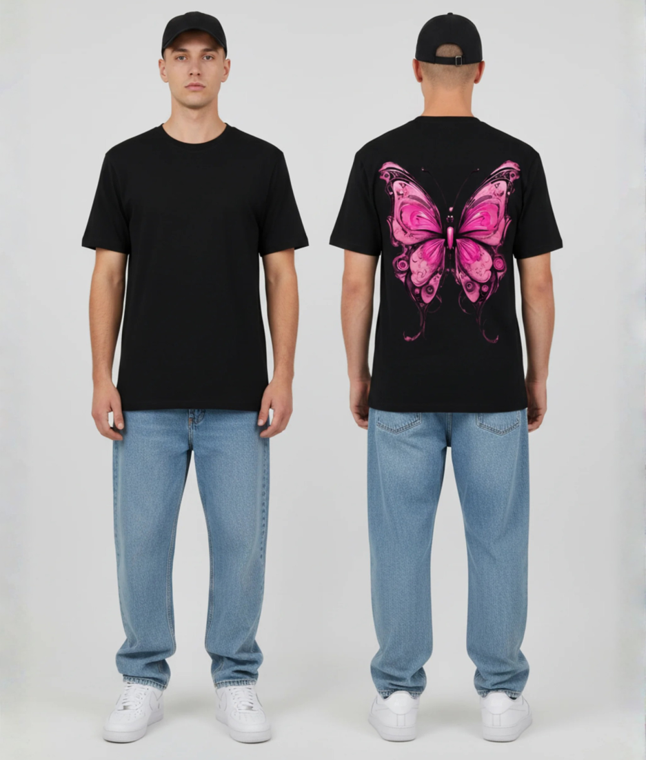 Zwart unisex T-shirt voor- en achteraanzicht gedragen door mannelijk model met grote roze vlinder print op de rug