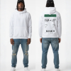 Witte hoodie met groene boarding pass print en eigen tekst op de rug