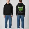 Man in zwarte hoodie voor- en achterkant met groene vlinder en Butterfly print op de rug