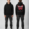 Man in zwarte hoodie voor- en achterkant met rode vlinder en Butterfly print op de rug