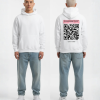 Witte hoodie met roze QR-code banner en eigen tekst op de rug