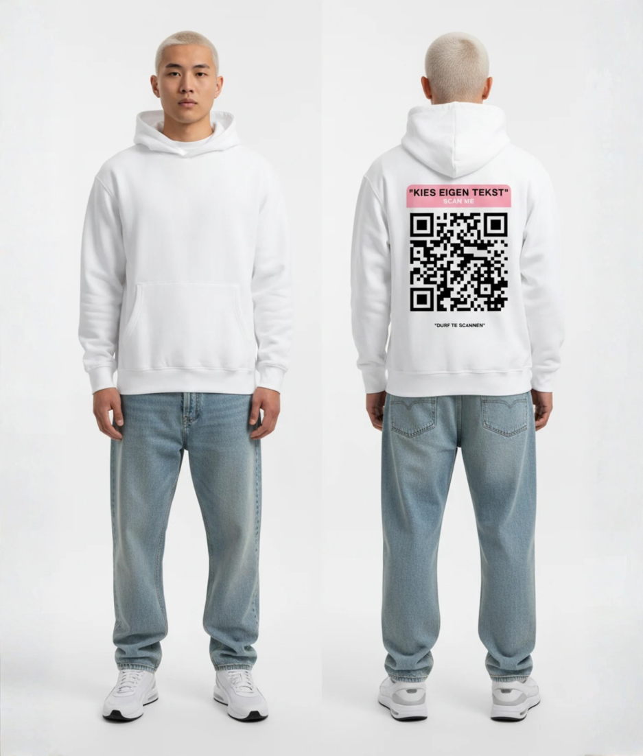Witte hoodie met roze QR-code banner en eigen tekst op de rug