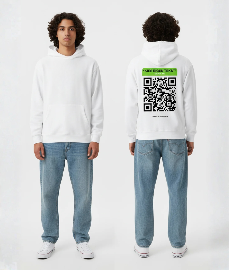 Witte hoodie met groene QR-code banner en eigen tekst op de rug