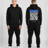 Man in zwarte hoodie voor- en achterkant met blauwe QR-code en eigen tekst print op de rug