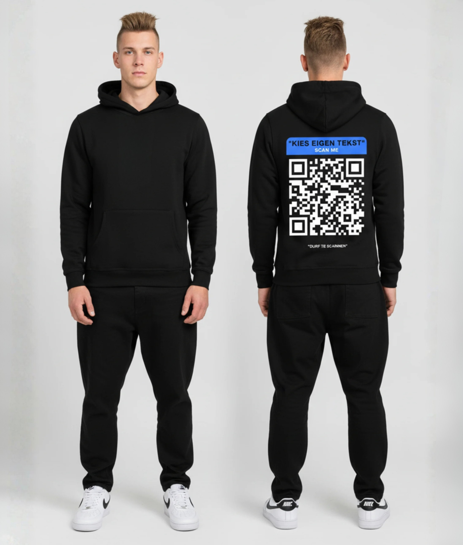 Man in zwarte hoodie voor- en achterkant met blauwe QR-code en eigen tekst print op de rug
