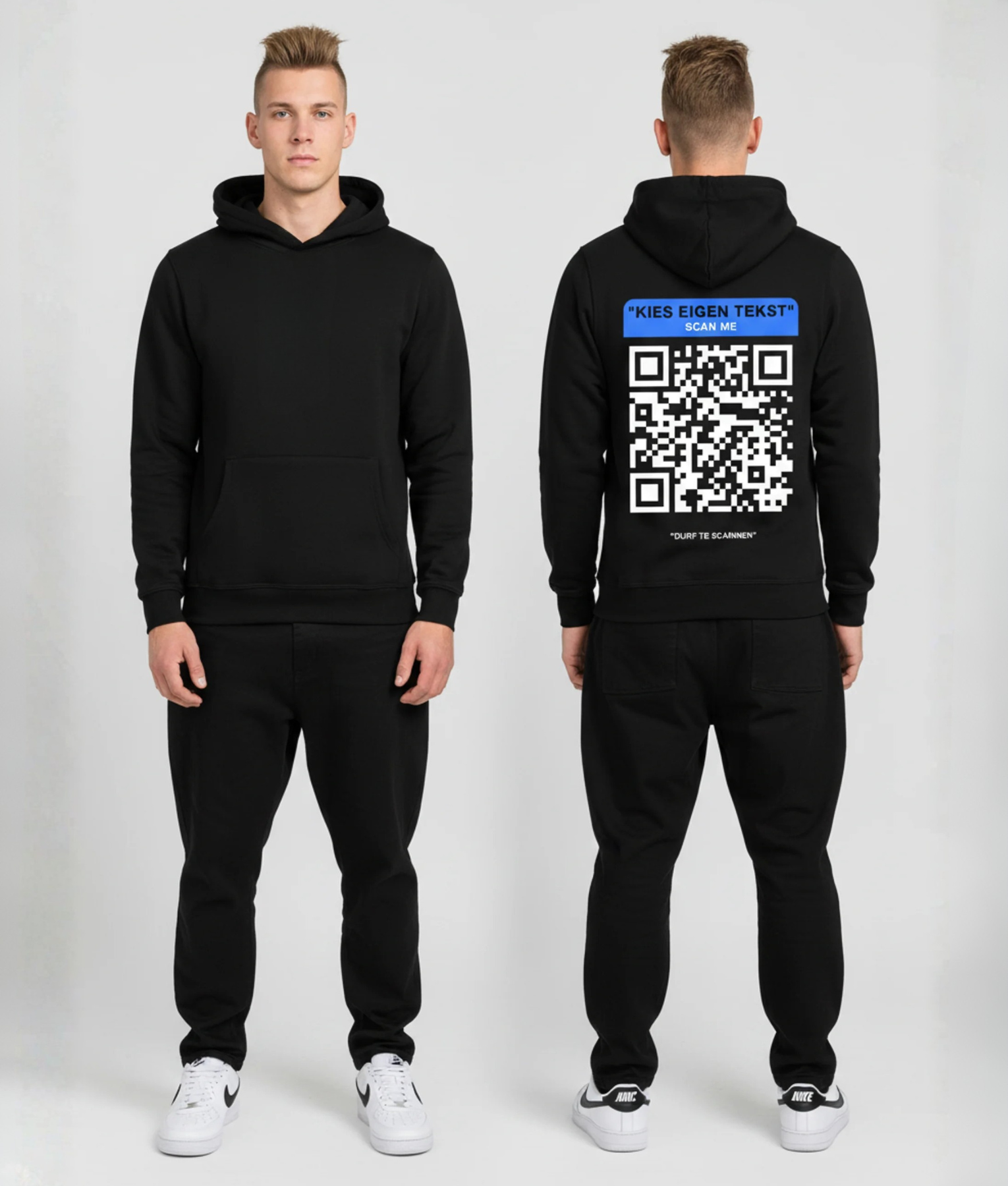 Man in zwarte hoodie voor- en achterkant met blauwe QR-code en eigen tekst print op de rug