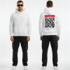 Man in witte hoodie voor- en achterkant met rode QR-code en eigen tekst print op de rug