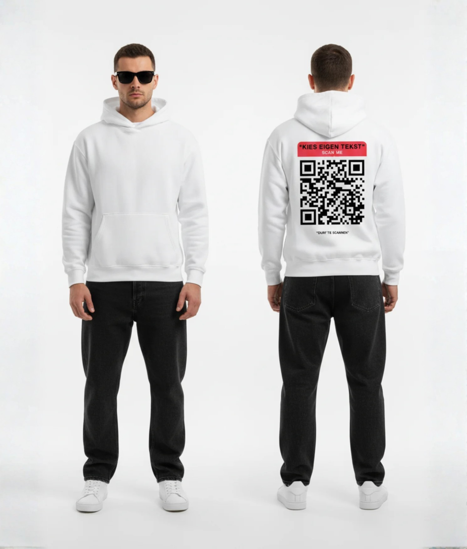 Man in witte hoodie voor- en achterkant met rode QR-code en eigen tekst print op de rug