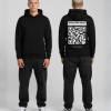 Man in zwarte hoodie voor- en achterkant met grote QR-code en KIES EIGEN TEKST print op de rug