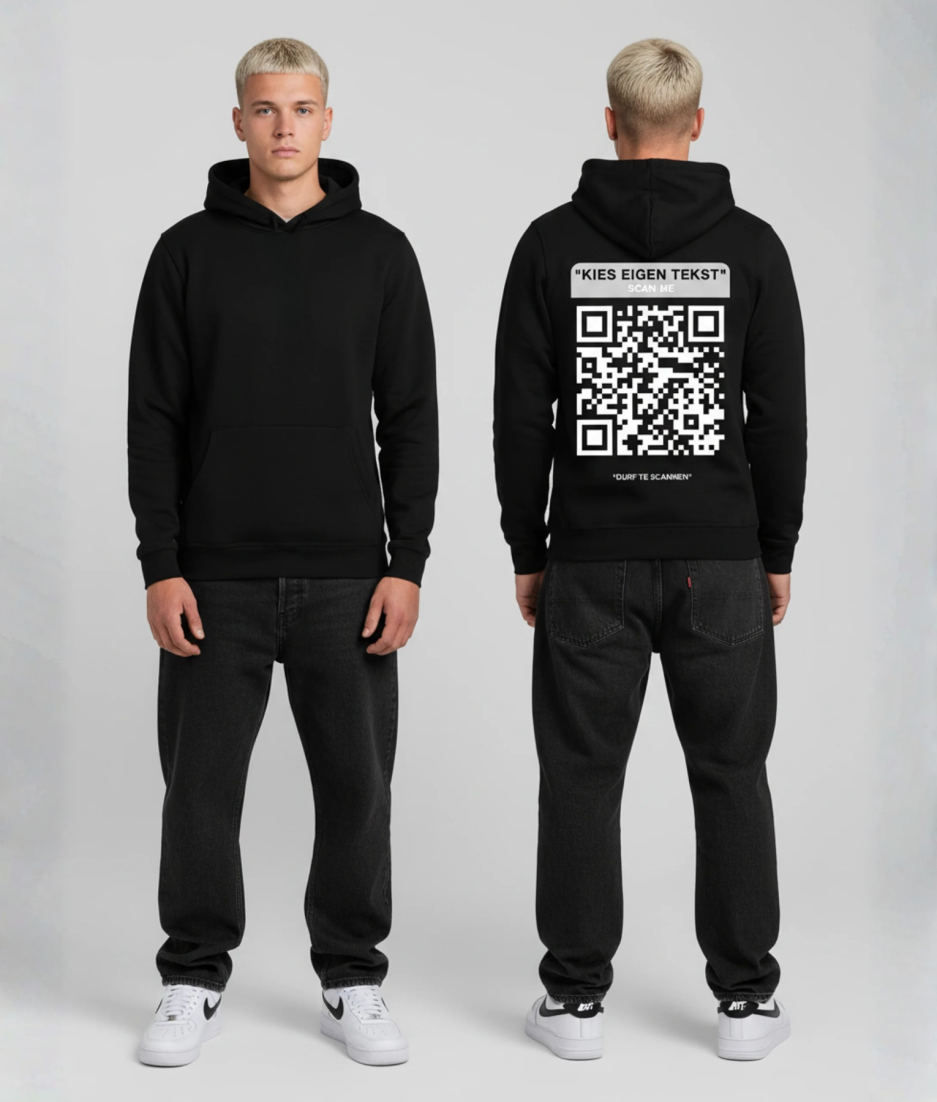 Man in zwarte hoodie voor- en achterkant met grote QR-code en KIES EIGEN TEKST print op de rug