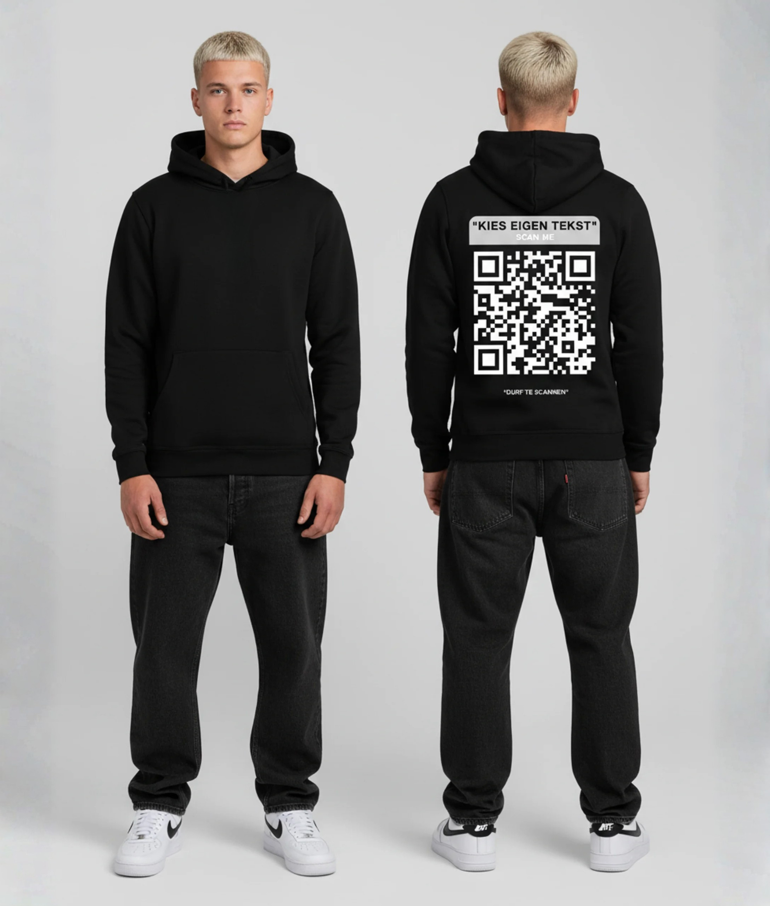 Man in zwarte hoodie voor- en achterkant met grote QR-code en KIES EIGEN TEKST print op de rug