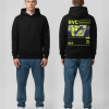 Man in zwarte hoodie voor- en achterkant met gele RVC RAVE CULTURE print op de rug