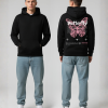 Man in zwarte hoodie voor- en achterkant met roze vlinder en Butterfly tekst print op de rug