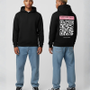 Man in zwarte hoodie voor- en achterkant met roze QR-code opdruk en tekst KIES EIGEN TEKST