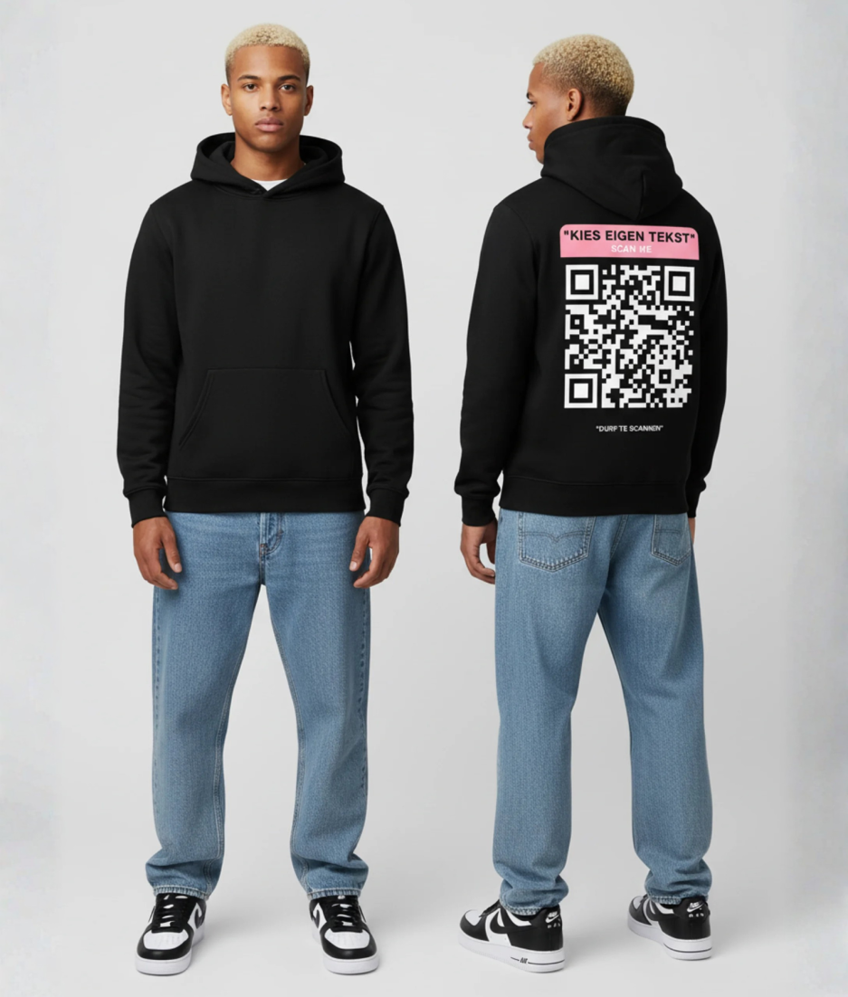 Man in zwarte hoodie voor- en achterkant met roze QR-code opdruk en tekst KIES EIGEN TEKST
