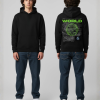 Man in zwarte hoodie voor- en achterkant met neongroene WORLD tekst en bol opdruk op de rug