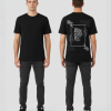 Zwart T-shirt met witte lijntekening van een Griekse god profiel met botanische bloemen en bladeren in een vierkant kader op gestippelde achtergrond op de rug