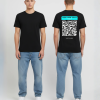 Zwart unisex T-shirt voor- en achteraanzicht gedragen door mannelijk model met QR-code en kies eigen tekst print in blauw kader op de rug