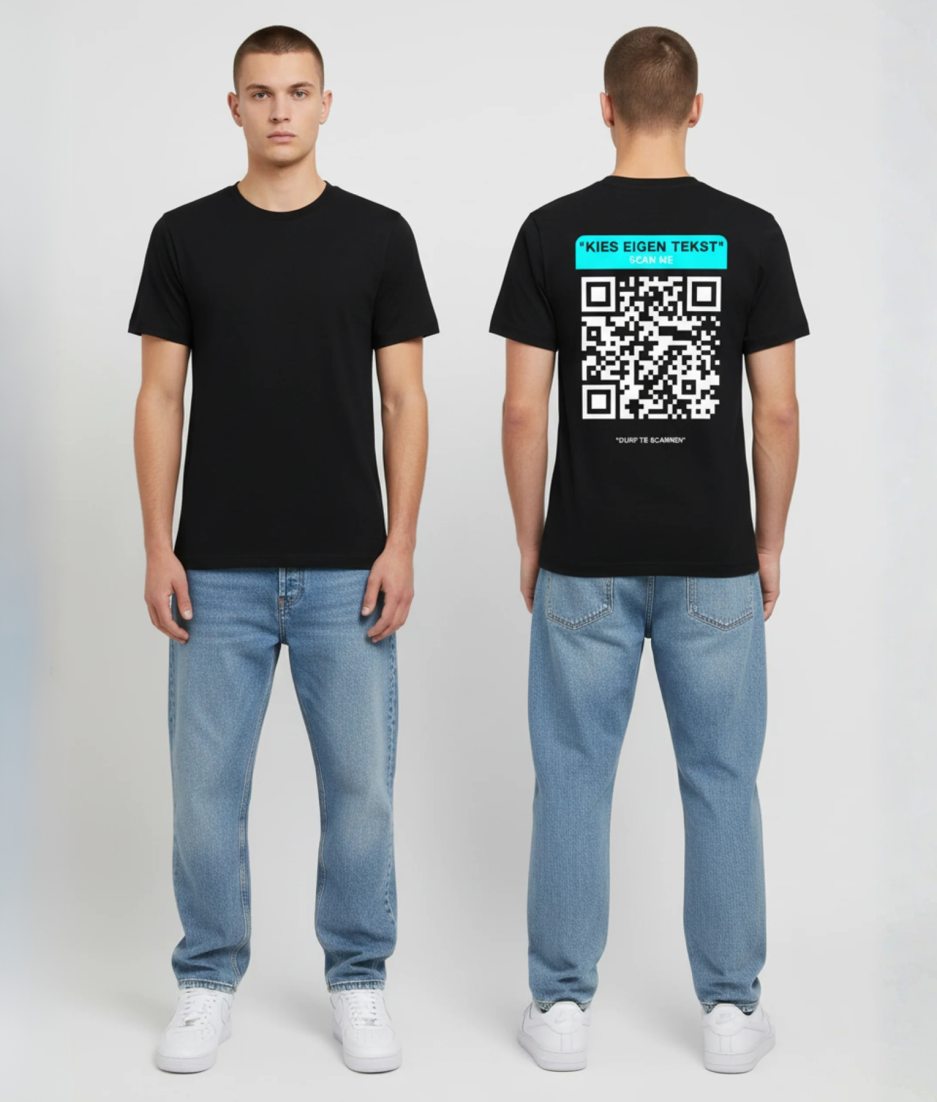 Zwart unisex T-shirt voor- en achteraanzicht gedragen door mannelijk model met QR-code en kies eigen tekst print in blauw kader op de rug