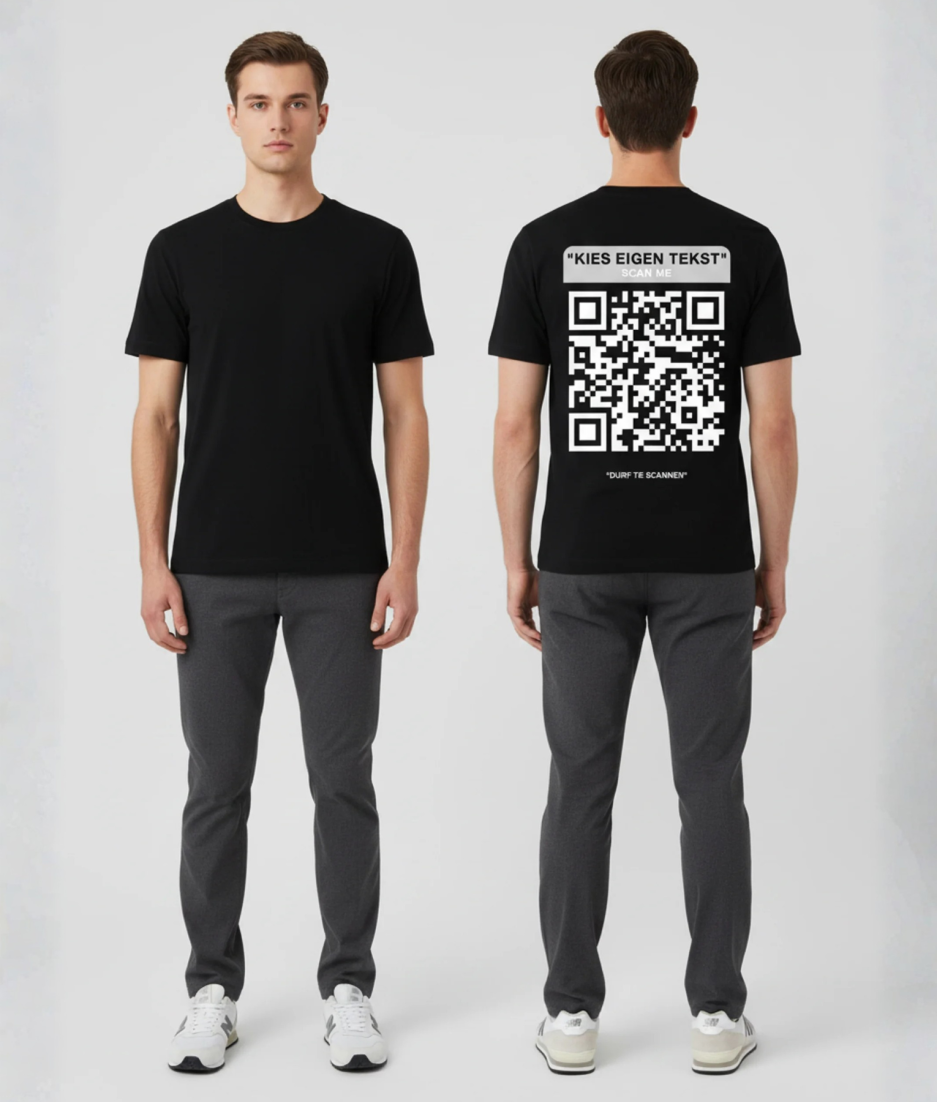 Zwart T-shirt met grijs eigen tekst banner, grote zwart-witte QR-code en DURF TE SCANNEN tekst op de rug