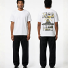 Wit unisex T-shirt voor- en achteraanzicht gedragen door mannelijk model met rave festival cartoon stripverhaal print op de rug