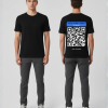 Zwart T-shirt met blauw eigen tekst banner, grote zwart-witte QR-code en DURF TE SCANNEN tekst op de rug