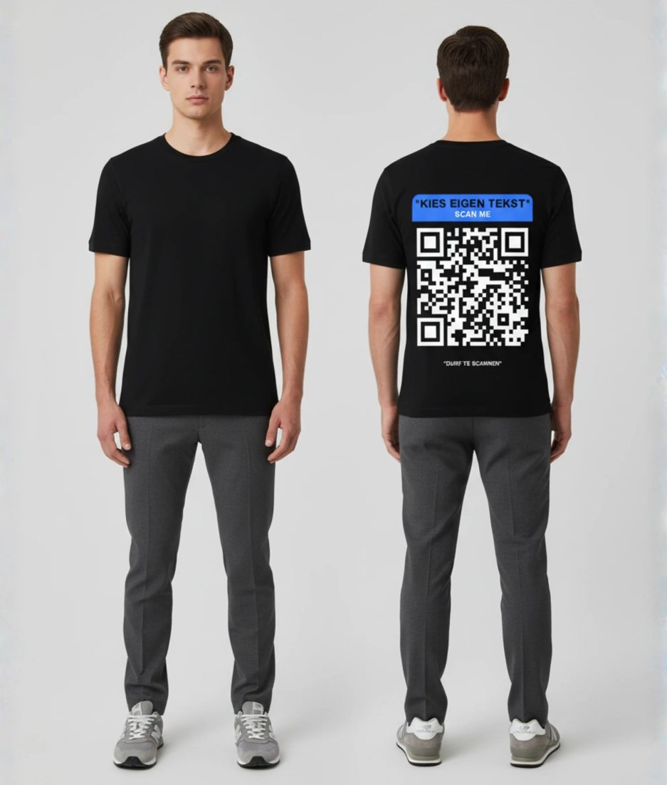 Zwart T-shirt met blauw eigen tekst banner, grote zwart-witte QR-code en DURF TE SCANNEN tekst op de rug