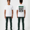 Wit T-shirt met donkergroene eigen tekst banner, grote zwart-witte QR-code en DURF TE SCANNEN tekst op de rug