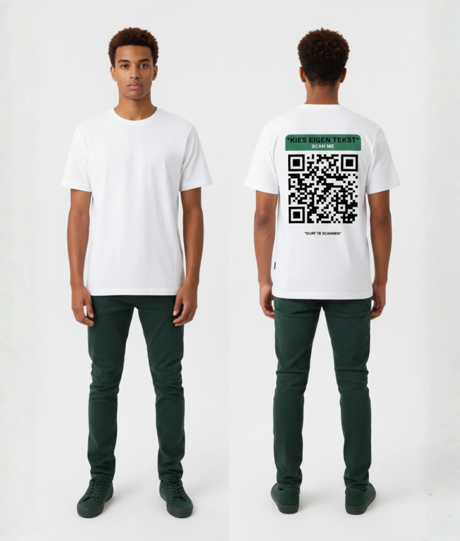Wit T-shirt met donkergroene eigen tekst banner, grote zwart-witte QR-code en DURF TE SCANNEN tekst op de rug