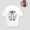 Wit oversized unisex t-shirt met surrealistisch oog-wezen opdruk van PEP SCHEP – zwarte voorkant print met mystieke illustratie van figuur met oog, handen en muzieknoten