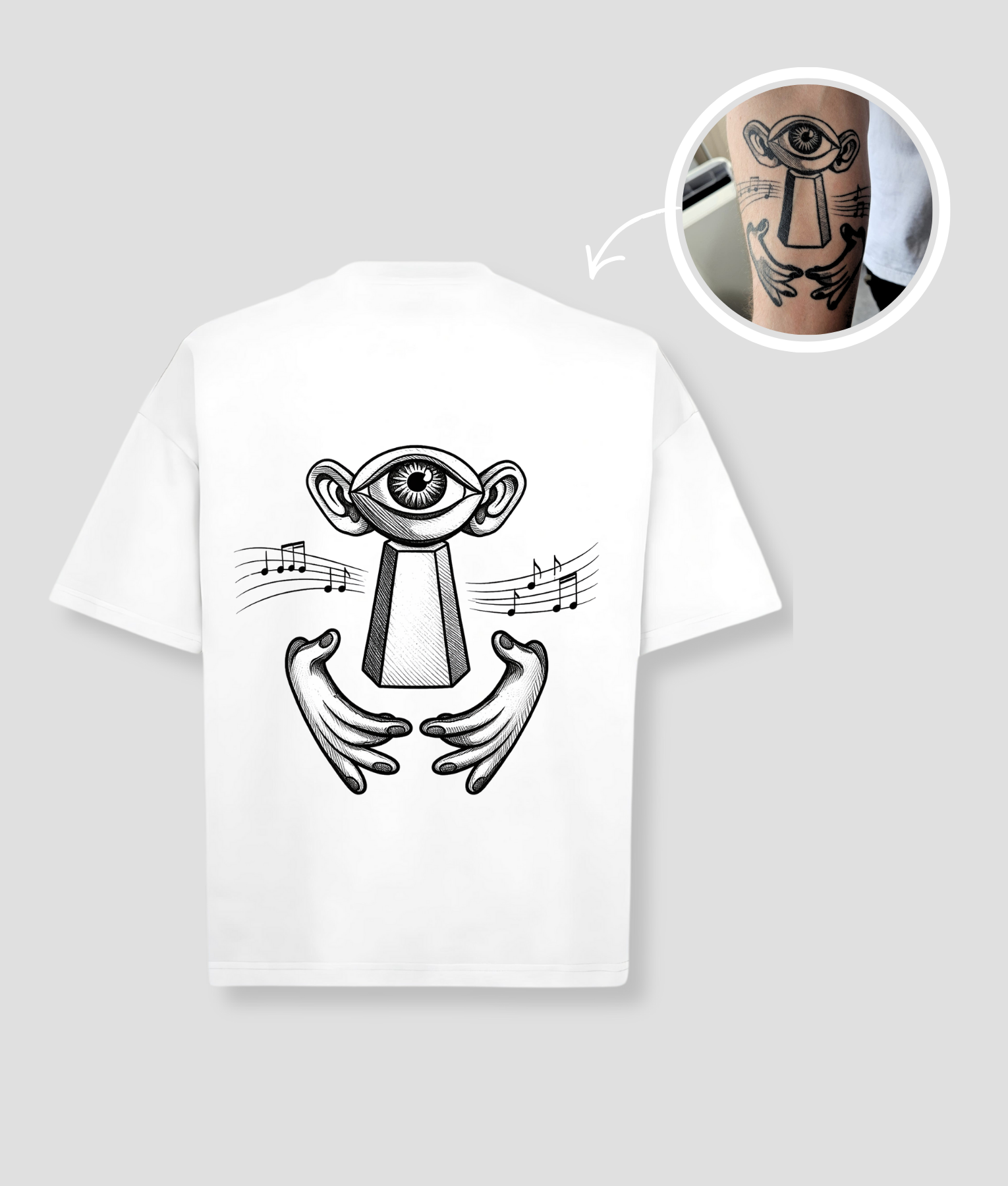 Wit oversized unisex t-shirt met surrealistisch oog-wezen opdruk van PEP SCHEP – zwarte voorkant print met mystieke illustratie van figuur met oog, handen en muzieknoten