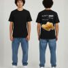 Zwart T-shirt met MORGEN LEKKER ONTBIJTEN tekst in handschrift met gecensureerde balk en stokbrood illustratie op de rug