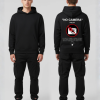 Man in zwarte hoodie voor- en achterkant met NO CAMERA POLICY tekst en verboden camera icoon