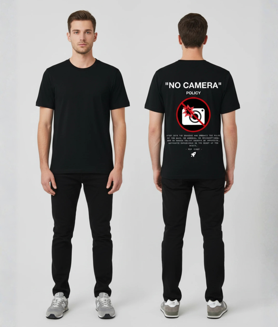 Zwart T-shirt met NO CAMERA POLICY tekst, rood verbodsteken met camera illustratie en kleine witte tekst op de rug