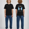 Zwart unisex T-shirt voor- en achteraanzicht gedragen door mannelijk model met No Fear Butterfly print blauwe vlinder grafisch design op de rug
