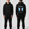 Man in zwarte hoodie voor- en achterkant met kleurrijke vlinder en NO FEAR BUTTERFLY print