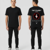 Zwart T-shirt met NO FLASH POLICY tekst, rood verbodsteken met witte bliksemschicht illustratie en kleine witte tekst op de rug