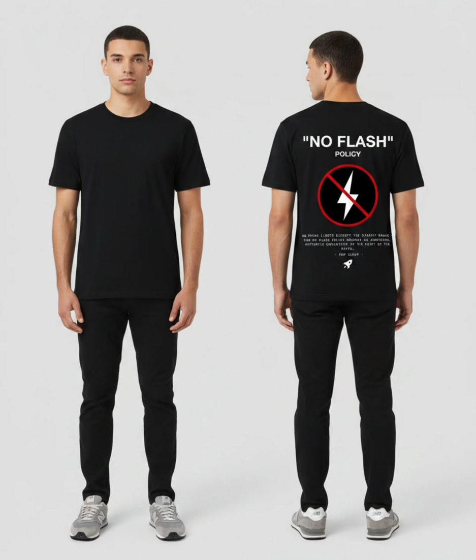 Zwart T-shirt met NO FLASH POLICY tekst, rood verbodsteken met witte bliksemschicht illustratie en kleine witte tekst op de rug