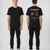 Zwart unisex T-shirt voor- en achteraanzicht gedragen door mannelijk model met No Phone Policy print en doorgestreepte camera en telefoon icoontjes op de rug