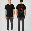Zwart T-shirt met NO TALK POLICY tekst, rood verbodsteken met pratend hoofd illustratie en kleine witte tekst op de rug