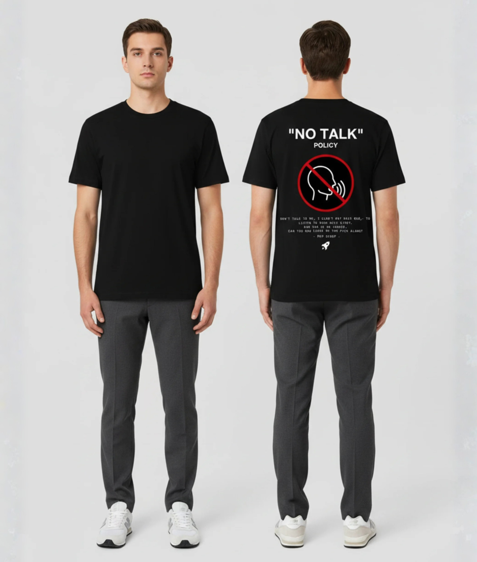 Zwart T-shirt met NO TALK POLICY tekst, rood verbodsteken met pratend hoofd illustratie en kleine witte tekst op de rug