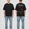 Zwart T-shirt met NO TALK POLICY tekst, rood verbodsbord met pratend silhouet en kleine tekst op de rug